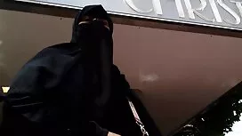 لديها حفرة رطبة جدا  ...