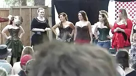 فتحت فمها حولها افلا ...