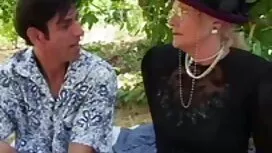 ابنة أمها سكس اجنبى  ...